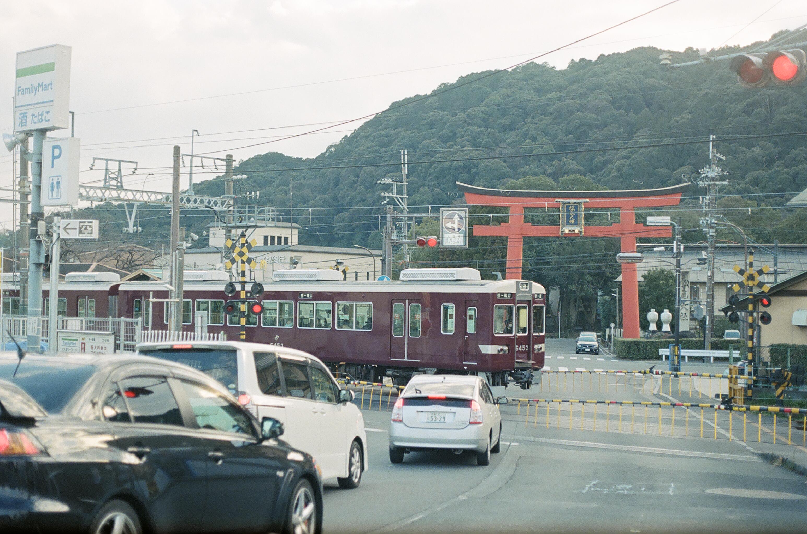 松尾大社付近の踏切を走る阪急6300系